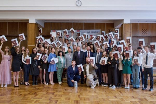 diplom2023-vse1-min93895891-9181-9D0B-A6DF-B76C432F3CCD.jpg
